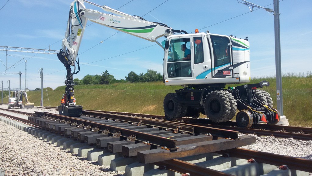Railshine Rental et sa pelle rail-route UNAC 22TRR présent sur la construction de la ligne nouvelle grande vitesse Bretagne-Pays de la Loire (LGV BPL)