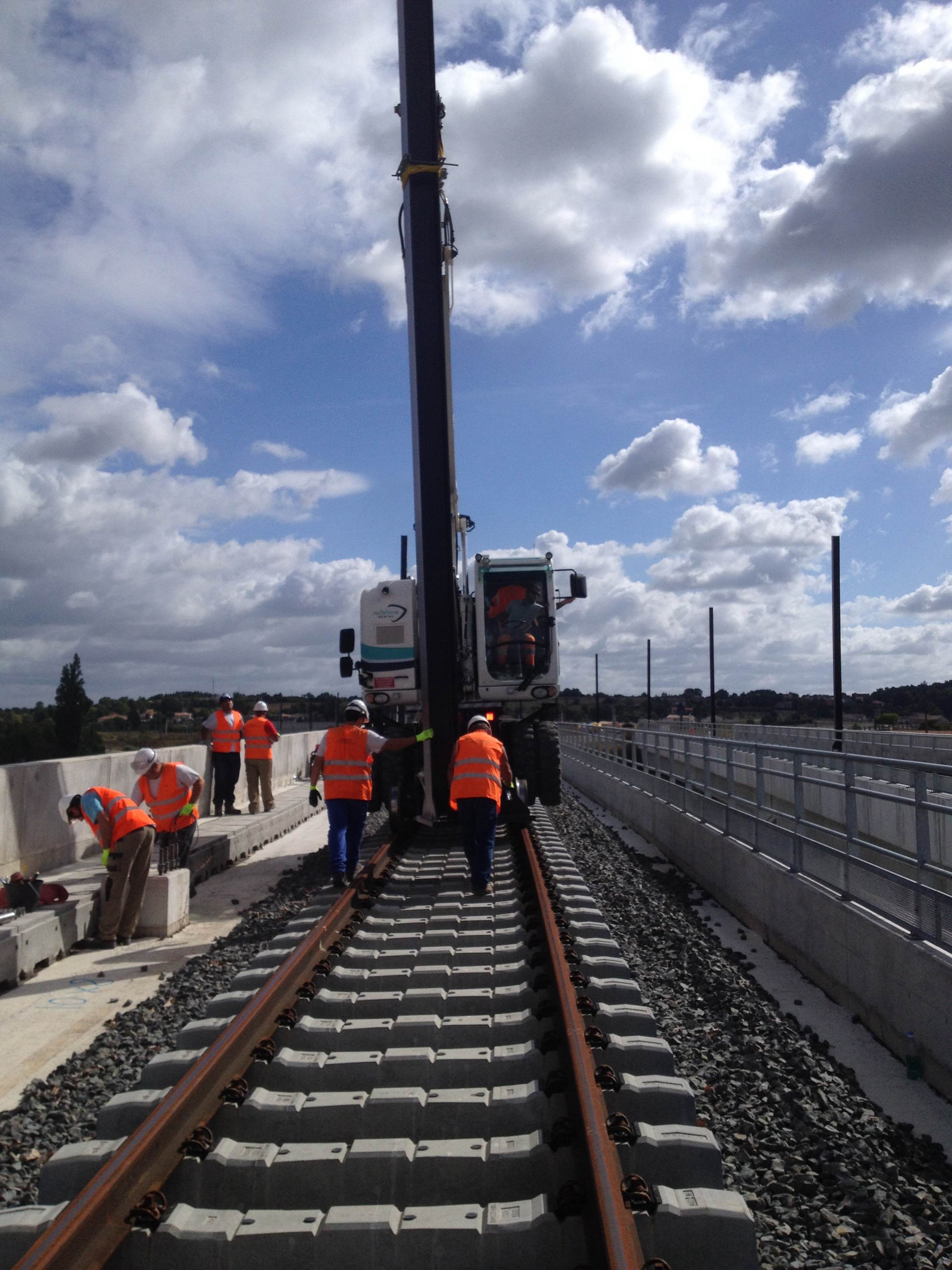 La pelle rail-route Railshine Rental travaille sur la LGV COSEA Tours Bordeaux.